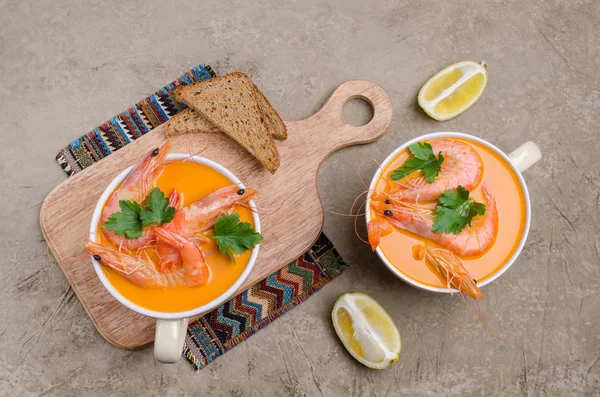 새우와 전통적인 크림 수프 — 스톡 사진