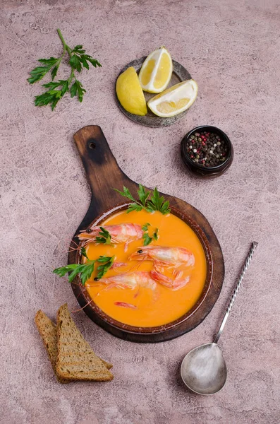 새우와 전통적인 크림 수프 — 스톡 사진