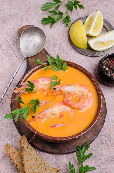 Traditionelle cremige Suppe mit Garnelen — Stockfoto