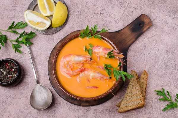 Traditionelle cremige Suppe mit Garnelen — Stockfoto