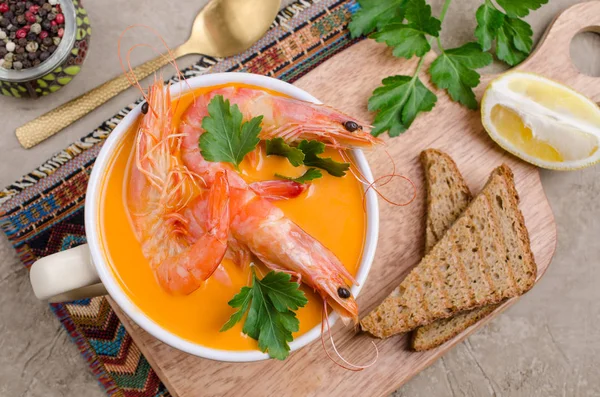 Traditional creamy soup with shrimp — Stock Photo, Image