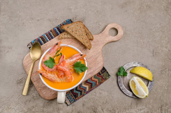 Traditionelle cremige Suppe mit Garnelen — Stockfoto