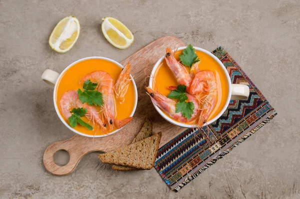 Traditionelle cremige Suppe mit Garnelen — Stockfoto