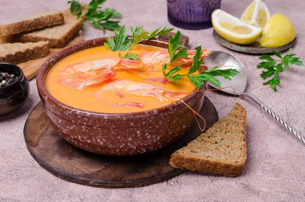 Traditionelle cremige Suppe mit Garnelen lizenzfreie Stockbilder