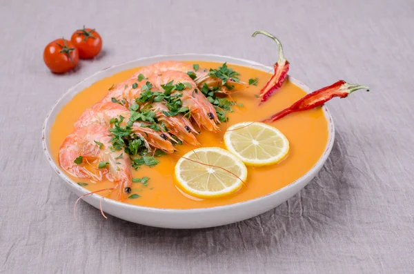 Traditionelle cremige Suppe mit Garnelen — Stockfoto
