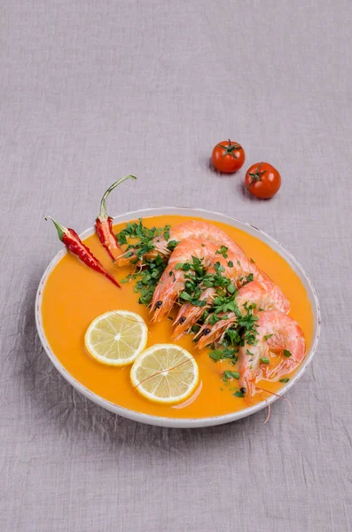 Traditionelle cremige Suppe mit Garnelen — Stockfoto