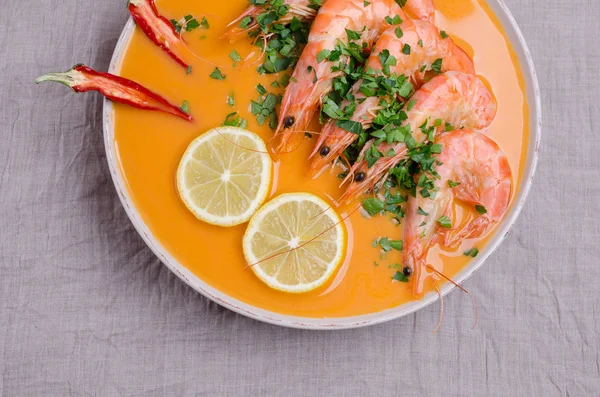 Traditionelle cremige Suppe mit Garnelen — Stockfoto