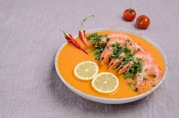 Traditionelle cremige Suppe mit Garnelen — Stockfoto