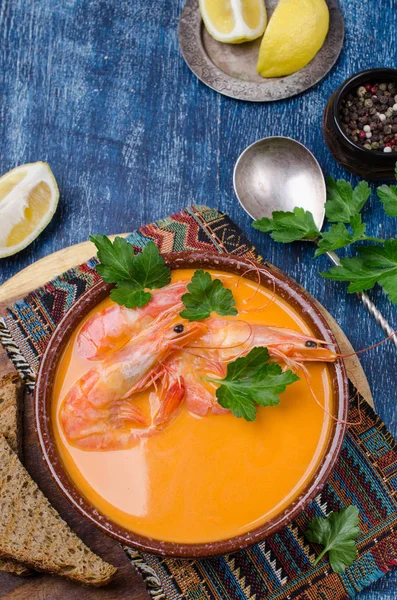 Traditionelle cremige Suppe mit Garnelen — Stockfoto