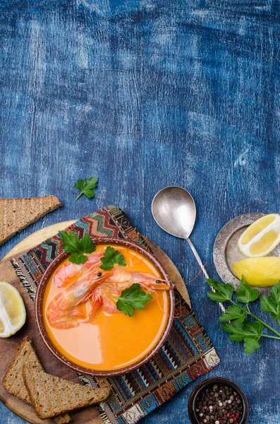 Traditionelle cremige Suppe mit Garnelen — Stockfoto