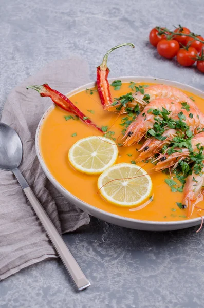 Traditionelle cremige Suppe mit Garnelen — Stockfoto