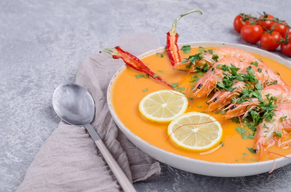 Traditionelle cremige Suppe mit Garnelen — Stockfoto