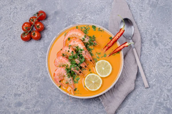 Traditionelle cremige Suppe mit Garnelen — Stockfoto