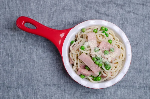 Spaghetti mit gebratenem Speck Stockfoto