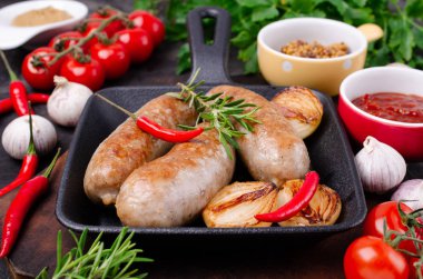 Tavada kızarmış sosis.