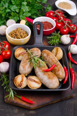 Tavada kızarmış sosis.