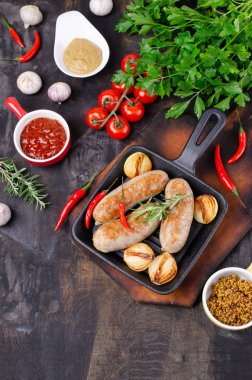 Tavada kızarmış sosis.