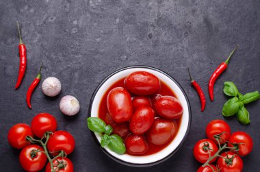 Tam konserve domates.