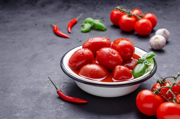 Hele tomaten in blik Stockfoto