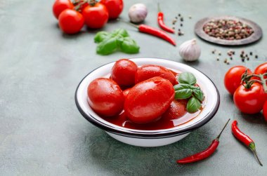 Tam konserve domates.