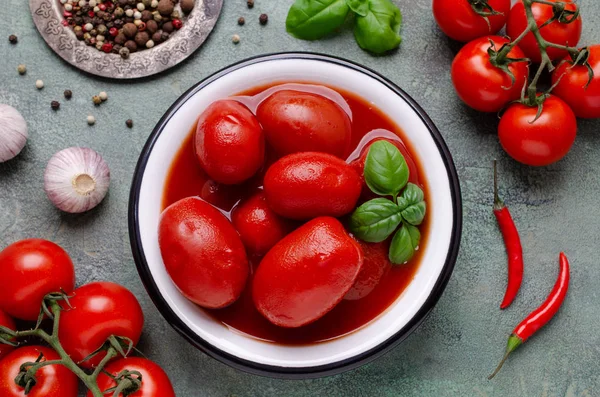 Hele tomaten in blik Stockfoto
