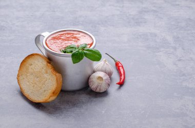 Baharatlı kalın domates çorbası