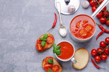 Baharatlı kalın domates çorbası