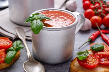 Baharatlı kalın domates çorbası