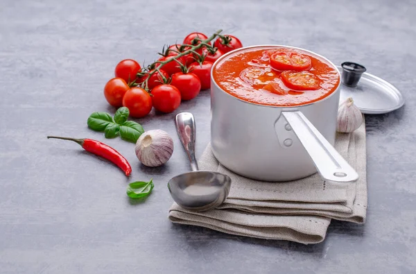 향신료를 곁들인 두꺼운 토마토 수프 스톡 이미지