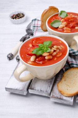 Fasulye ile kalın domates çorbası