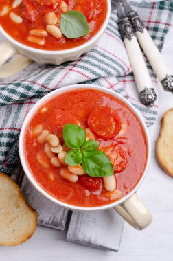 Fasulye ile kalın domates çorbası