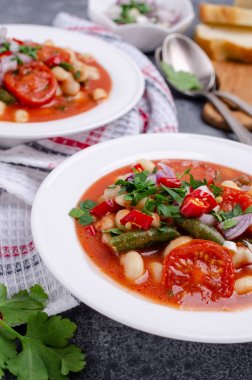 Makarna ile kalın sebze çorbası