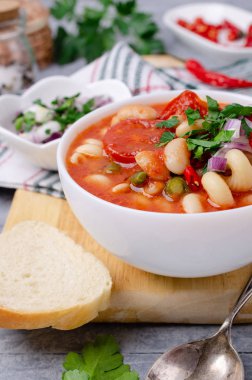 Makarna ile kalın sebze çorbası