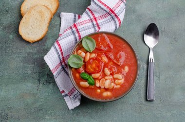 Fasulye ile kalın domates çorbası