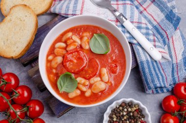 Fasulye ile kalın domates çorbası