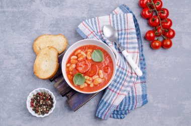 Fasulye ile kalın domates çorbası