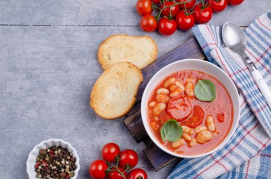 Fasulye ile kalın domates çorbası