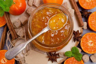 Kabuklu portakal marmelatı