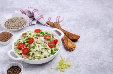 Çiğ sebze salatası.