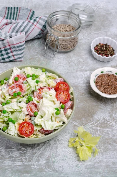 Çiğ sebze salatası.