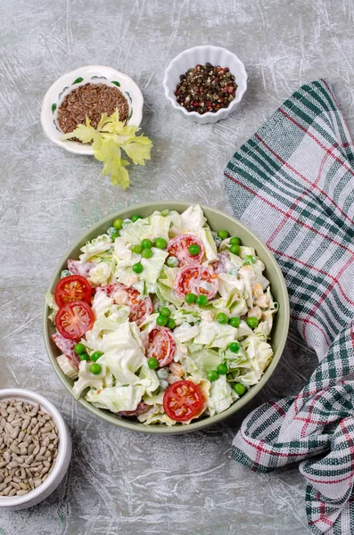 Çiğ sebze salatası.