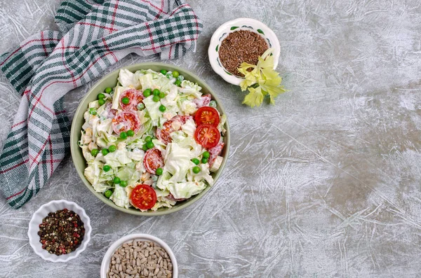 Çiğ sebze salatası.