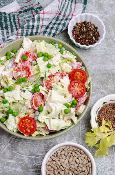 Çiğ sebze salatası.