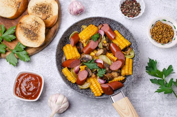 소시지와 야채 튀김 조각 로열티 프리 스톡 사진