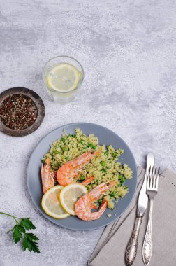 Kuskus karides ve sebze ile