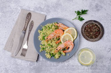 Kuskus karides ve sebze ile