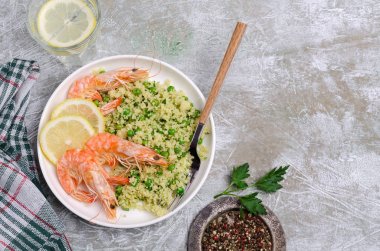 Kuskus karides ve sebze ile