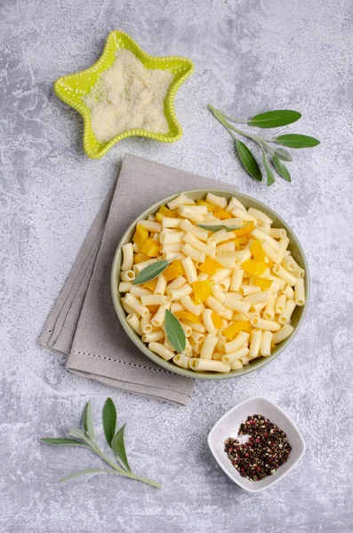 Pasta with slices of yellow pepper — Stock Photo, Image