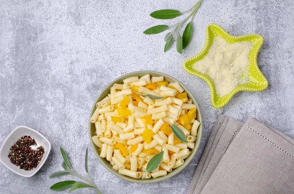 Pasta with slices of yellow pepper — Stock Photo, Image