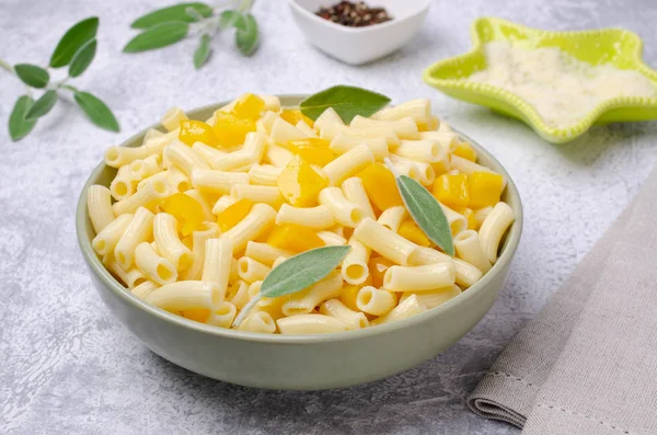 Pasta with slices of yellow pepper — Stock Photo, Image